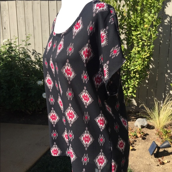 PLEIONE CAP SLEEVED TOP. Size Small - Picture 3 of 4